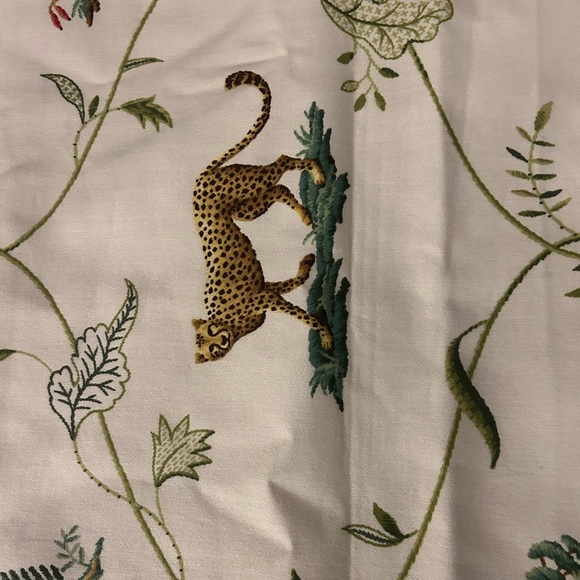 Elegant Green and White Table Runner NWT - Picture 7 of 7